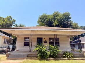 Building Photo - 816 N Broadway Ave