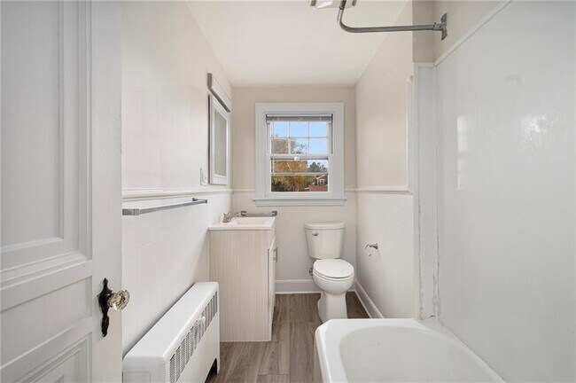 Building Photo - 118 Ruggles Ave