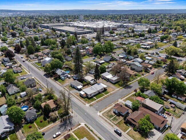 Building Photo - 420 E Sanson Ave