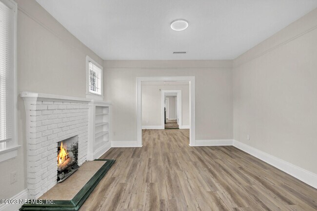 Building Photo - 525 W 18th St