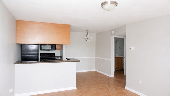 Building Photo - BRANDON LAKE VIEW 1/1 - $1249 - Water Included + $300 Move-In Credit*