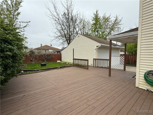 Building Photo - 437 Springville Ave