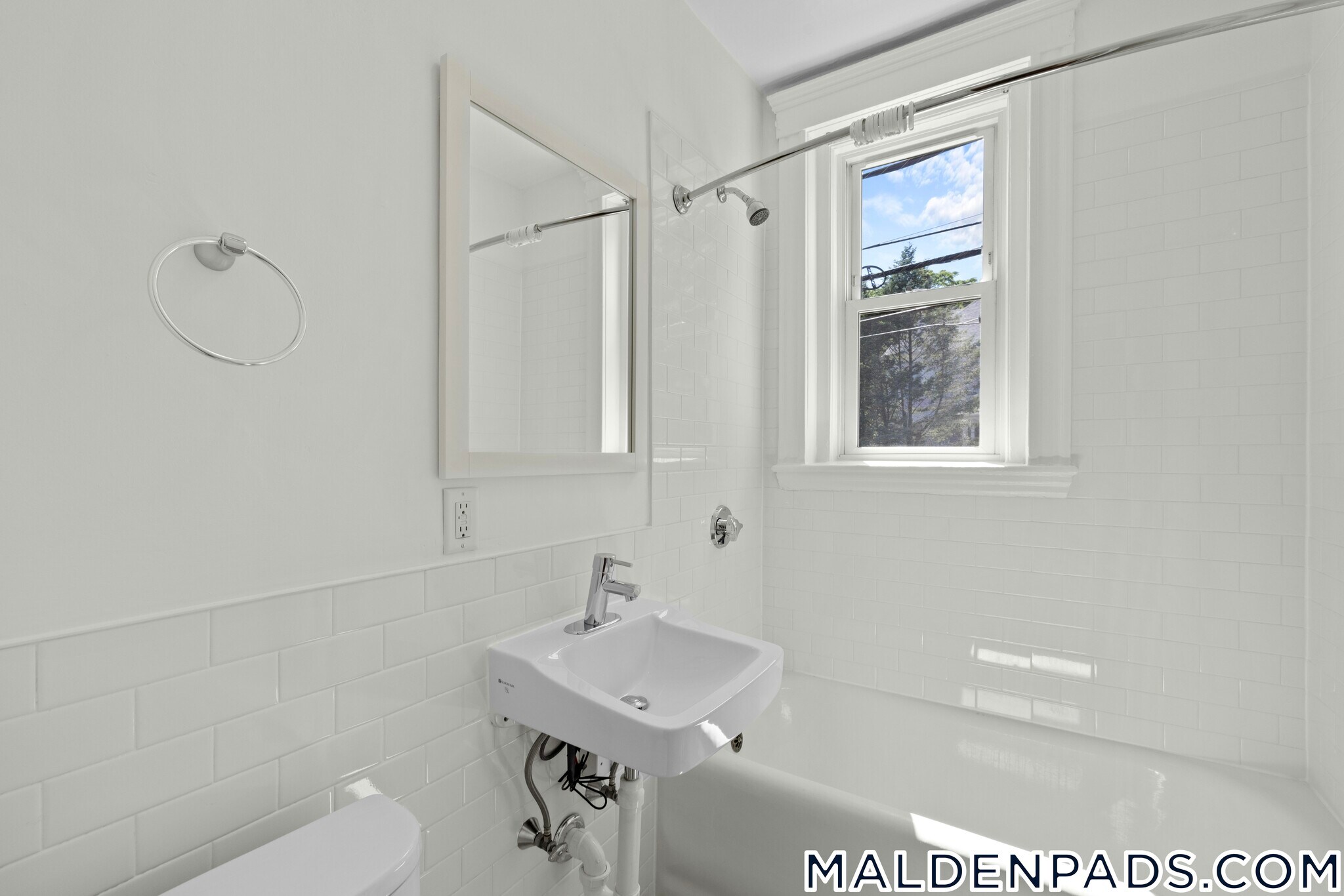 Building Photo - 172 Maple St