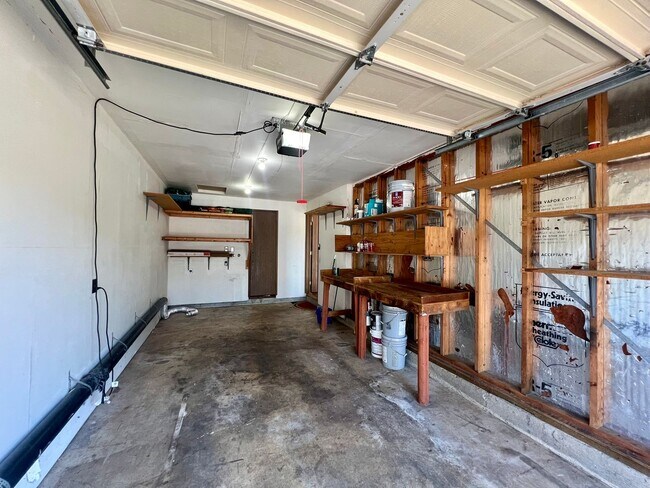Building Photo - Well Maintained 2BD Duplex - Water Included