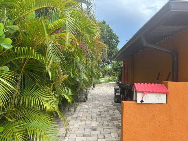 Building Photo - 1257 SE Airoso Blvd