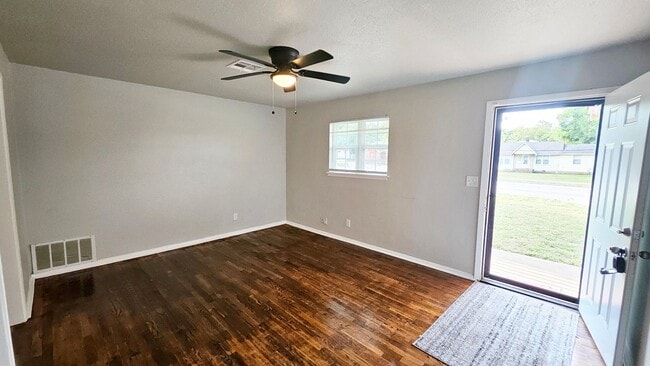 Building Photo - Beautifully Renovated 4 Bed