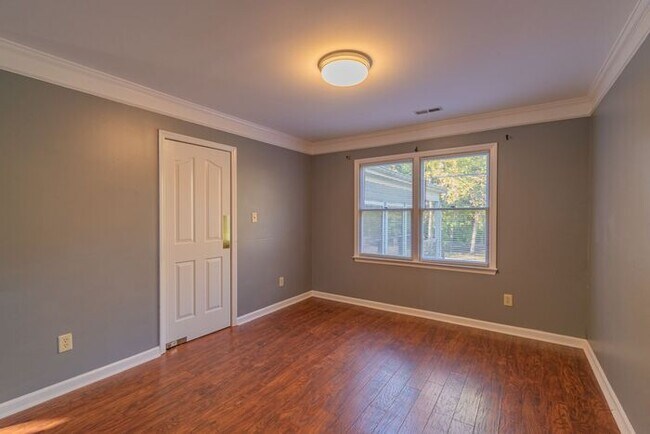 Building Photo - Beautiful 4-bedroom 2.5 bath home in desirable Brownes Ferry subdivision