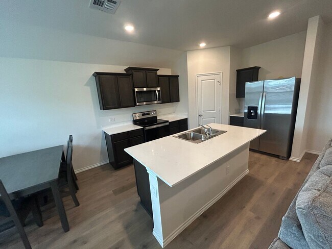 Building Photo - 3 Bedroom 2 Bath