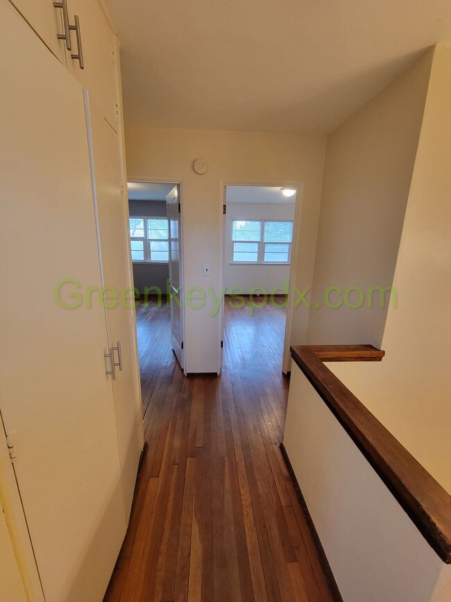 Building Photo - Large 2 Bedroom 1 Bath Unit off Broadway w...