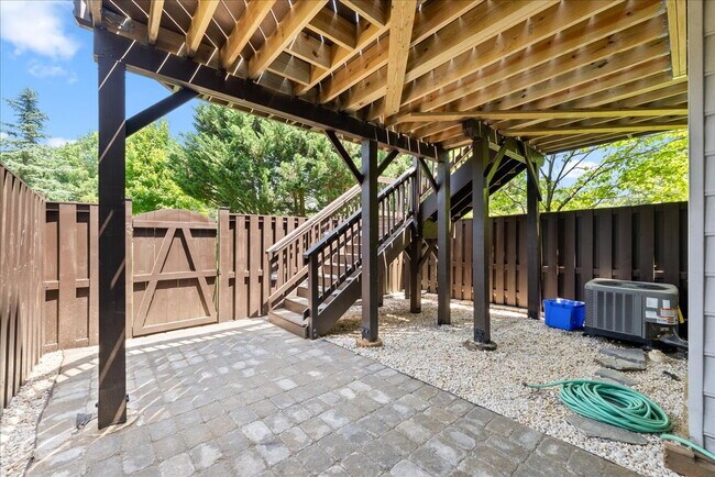 Building Photo - Stunning End-Unit Townhouse with Golf Cour...