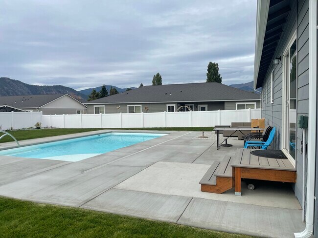 Building Photo - 170 Manzanita Dr