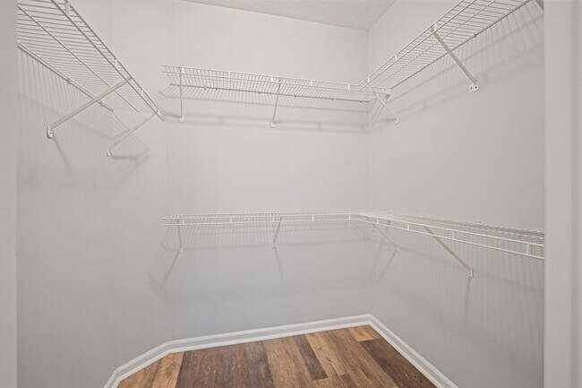 Building Photo - Renovated 2BR/2BA Condo With a Garage in I...