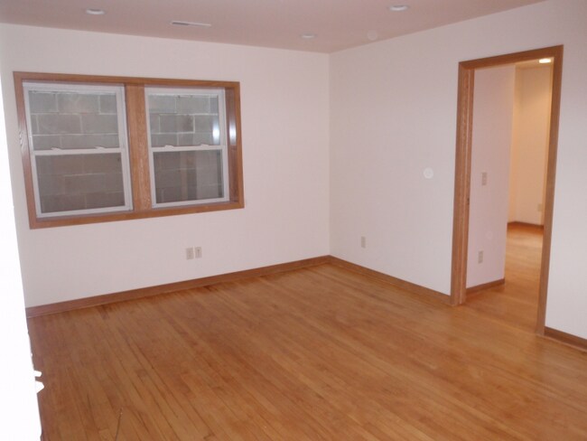 Building Photo - 520-524 S Park St