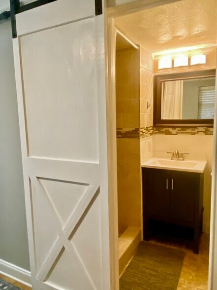 Building Photo - 2109 Pine Tree Dr