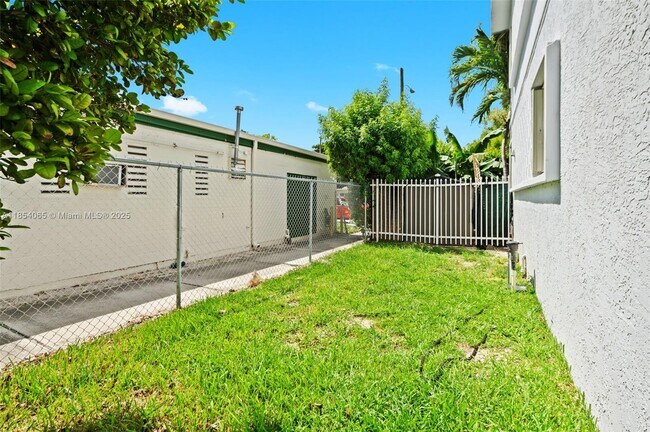 Building Photo - 1701 N Treasure Dr