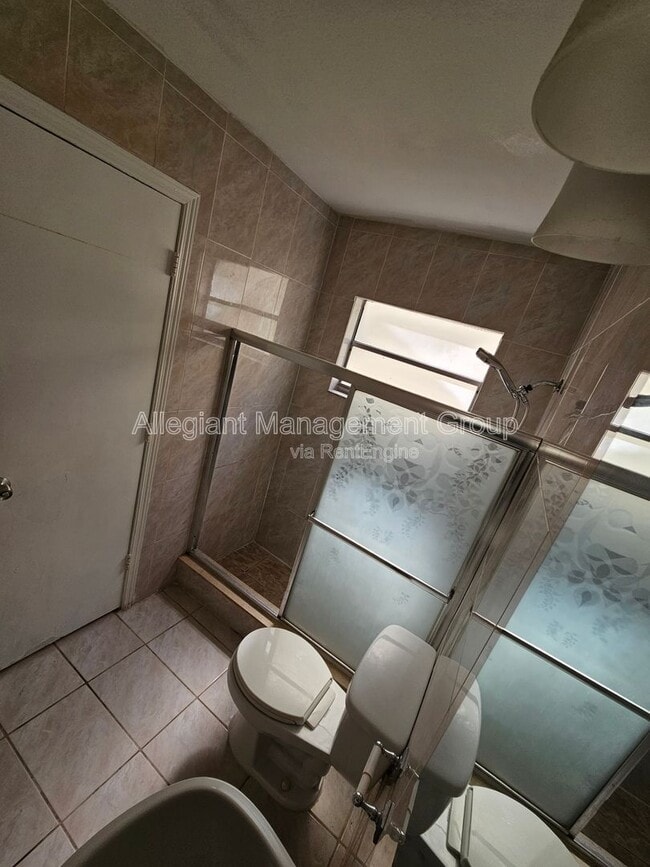 Building Photo - 1213 Roma Ct