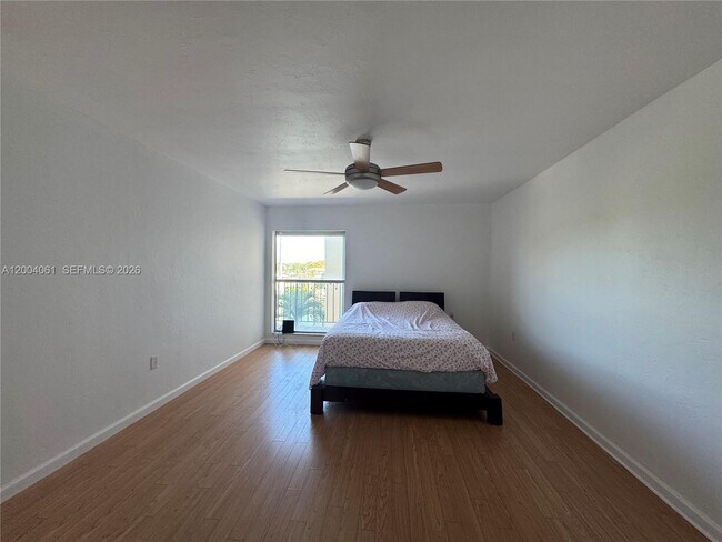 Building Photo - 2600 NE 135th St