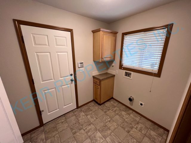 Building Photo - 781 SE Acacia Ln