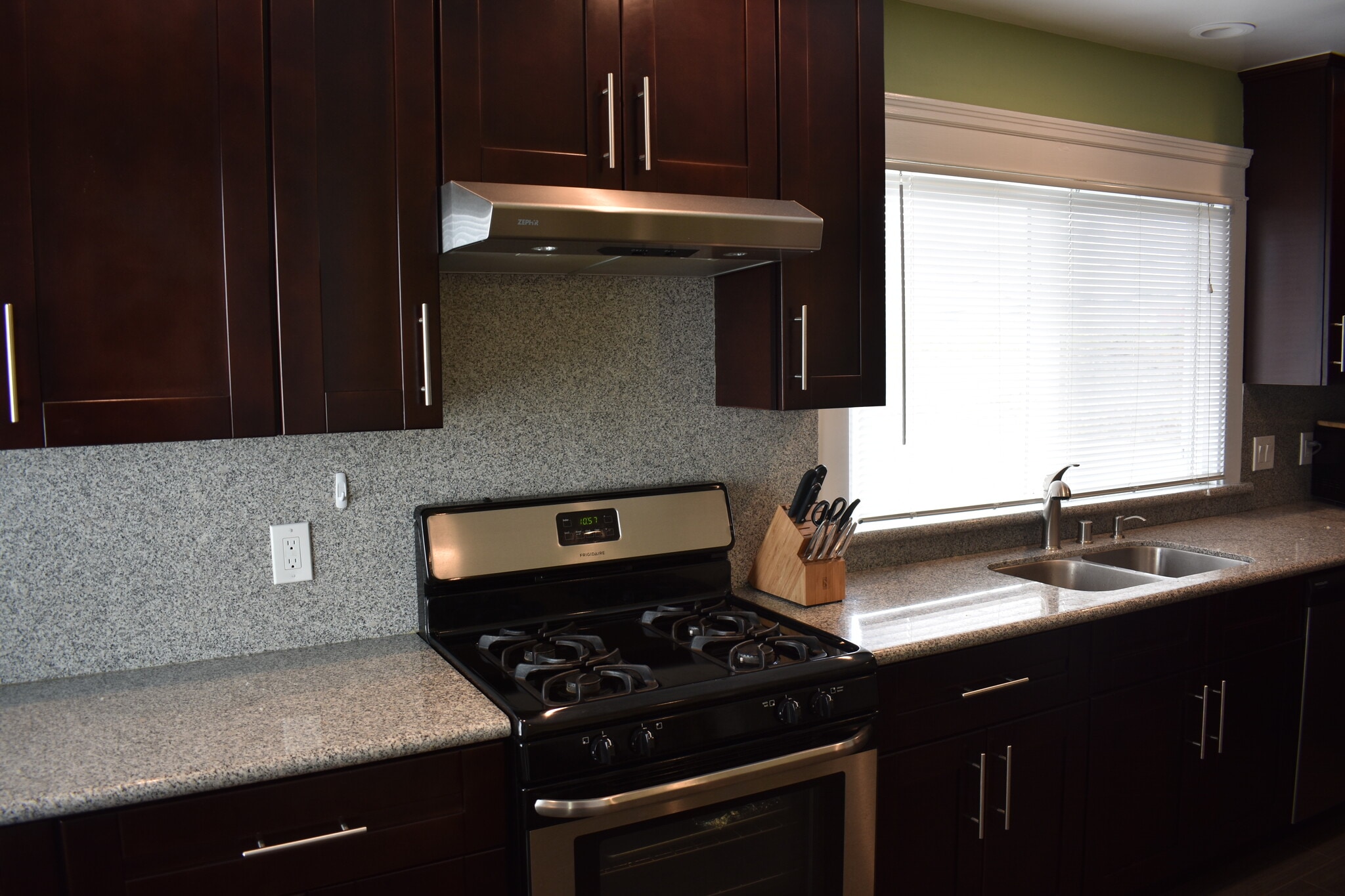 Building Photo - 917 Grand Ave