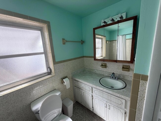 Building Photo - 605 E Coast Ave