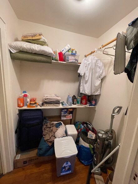 Building Photo - 206 Carr St