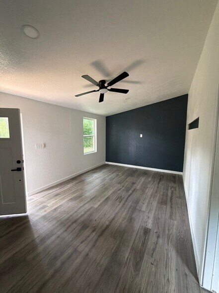 Building Photo - 550 Glen Oaks Blvd