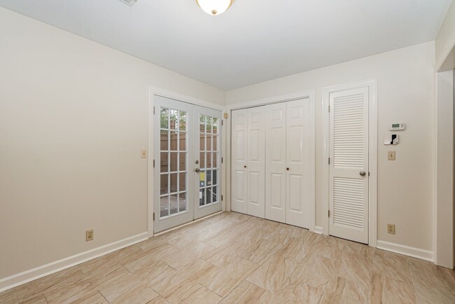 Building Photo - End Unit 2 Bedroom 2 1/2 Bath Townhome-Hil...