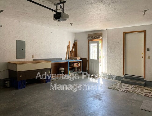Building Photo - 1138 NE Conser Pl