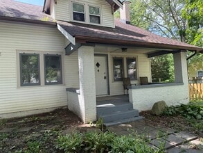Building Photo - 1511 E Edwards Ave