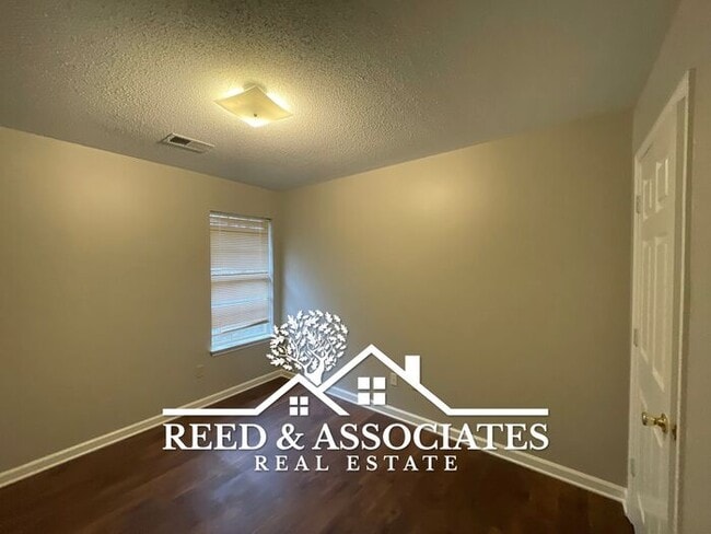 Building Photo - 3-Bedroom Oakland Home with Open Living Space