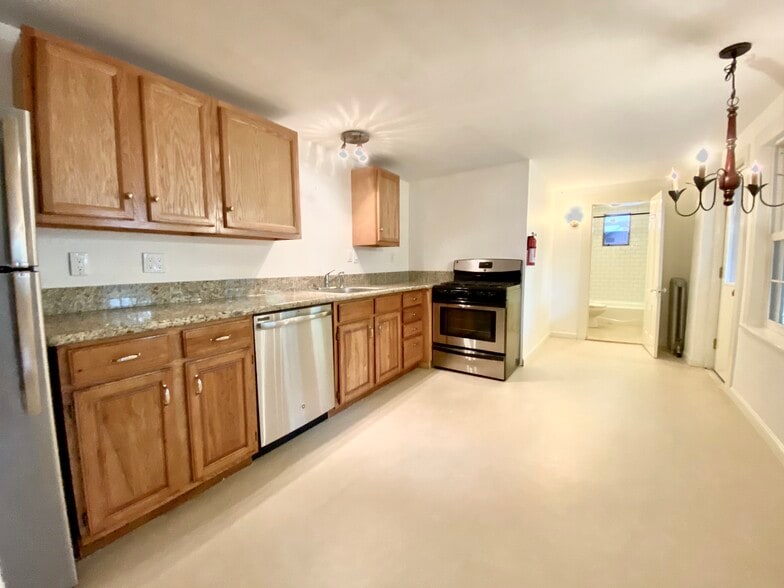 Building Photo - 206 Elm St