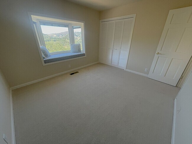 Building Photo - $5495 - Large Gorgeous 3/2 Tri-Level Home ...