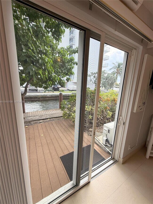 Building Photo - 1705 N Riverside Dr