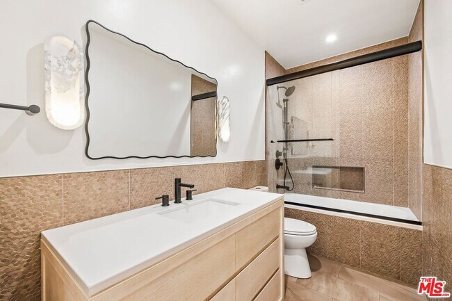 Building Photo - 200 S Formosa Ave