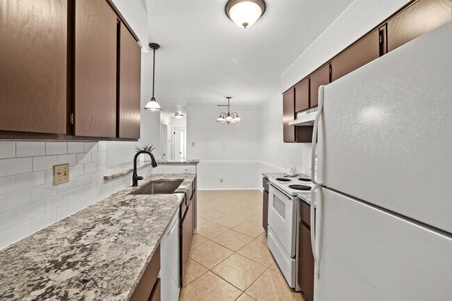 Building Photo - 9807 Hundred Oaks Cir