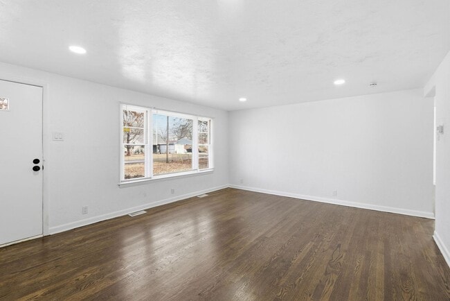 Building Photo - Renovated 3 Bedroom | 2 Full Bath Home