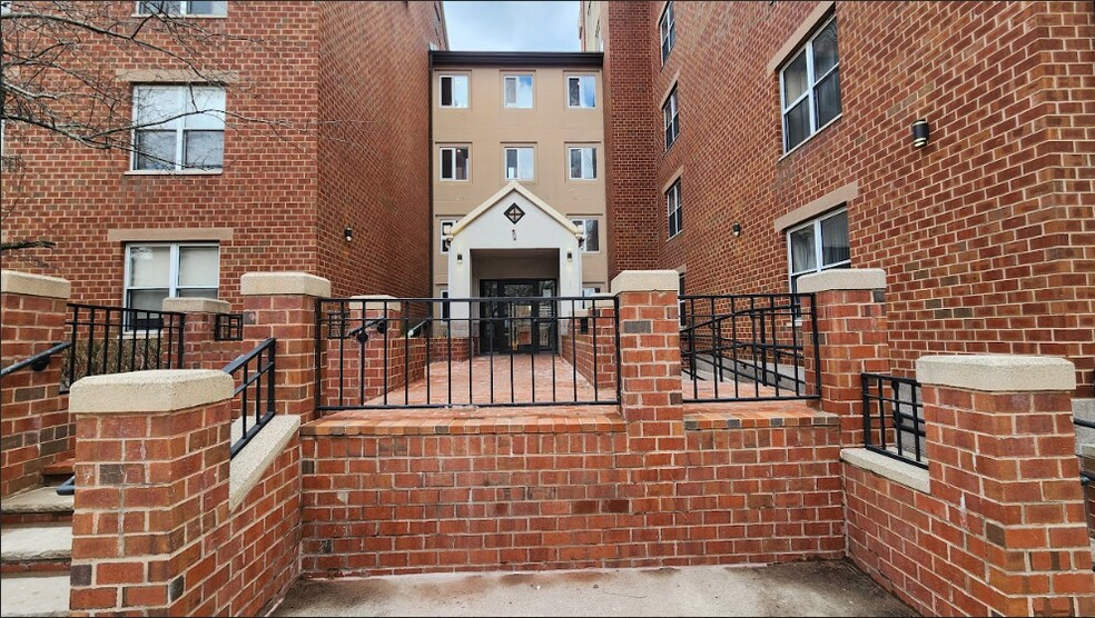 Building Photo - 1 S Point Dr