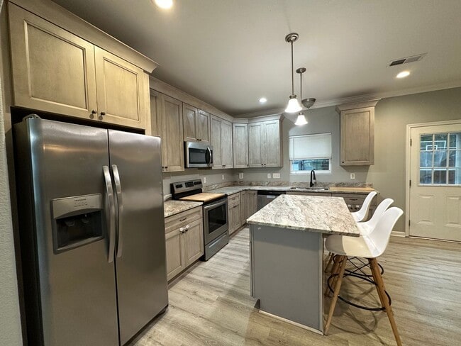 Building Photo - Spacious and beautifully designed home wit...