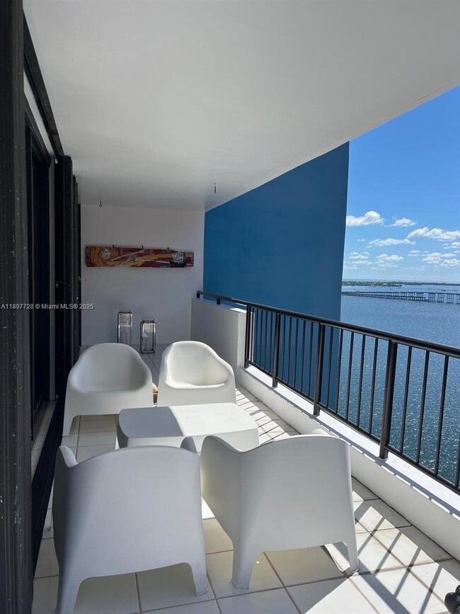 Building Photo - 1581 Brickell Ave