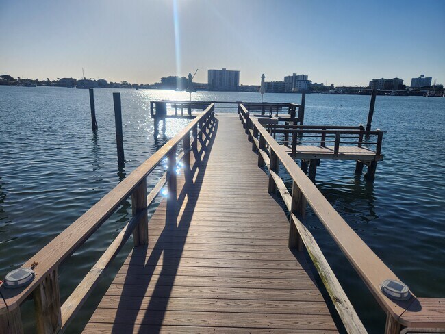 Building Photo - 483 E Shore Dr