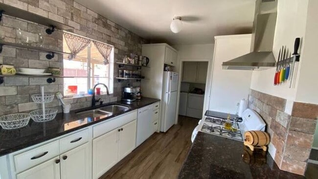 Building Photo - 5034 E 17th St