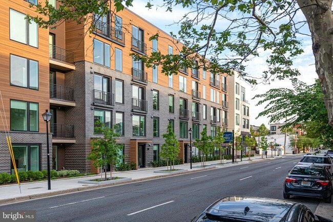 Building Photo - 701 N Henry St