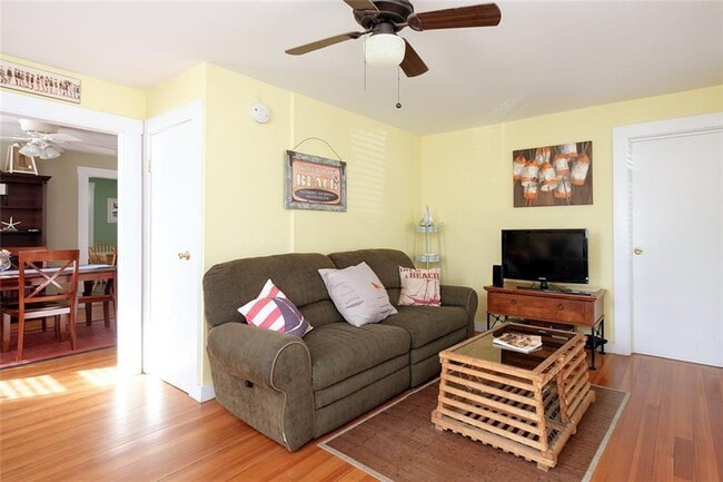 Building Photo - Winter Rental, Spacious Coastal Retreat Ju...