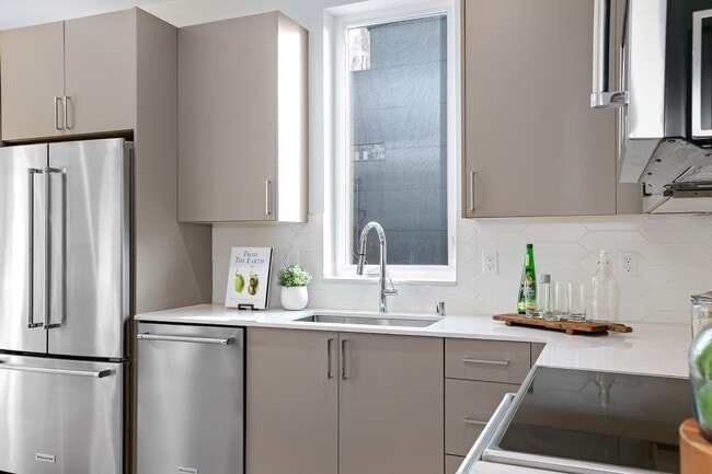 Building Photo - 2Bd/2Ba Seattle Townhouse