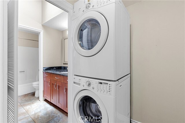 Building Photo - 240 Pineview