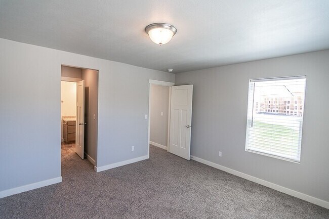 Building Photo - Beautiful Bridgestone Crossing Townhome