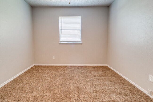 Building Photo - Newly Renovated 2bed 2 bath !Townhome