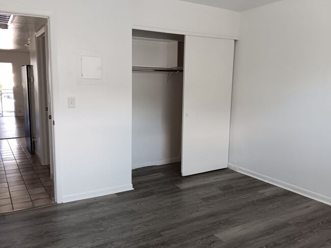 Building Photo - Nice, renovated one-bedroom near 4th St co...