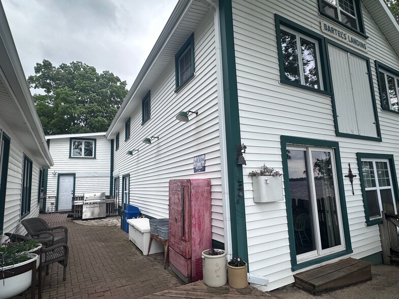 two season building-Bartel's Landing - 123 S Ferry Dr