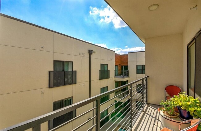 Building Photo - 2213 Poquito St